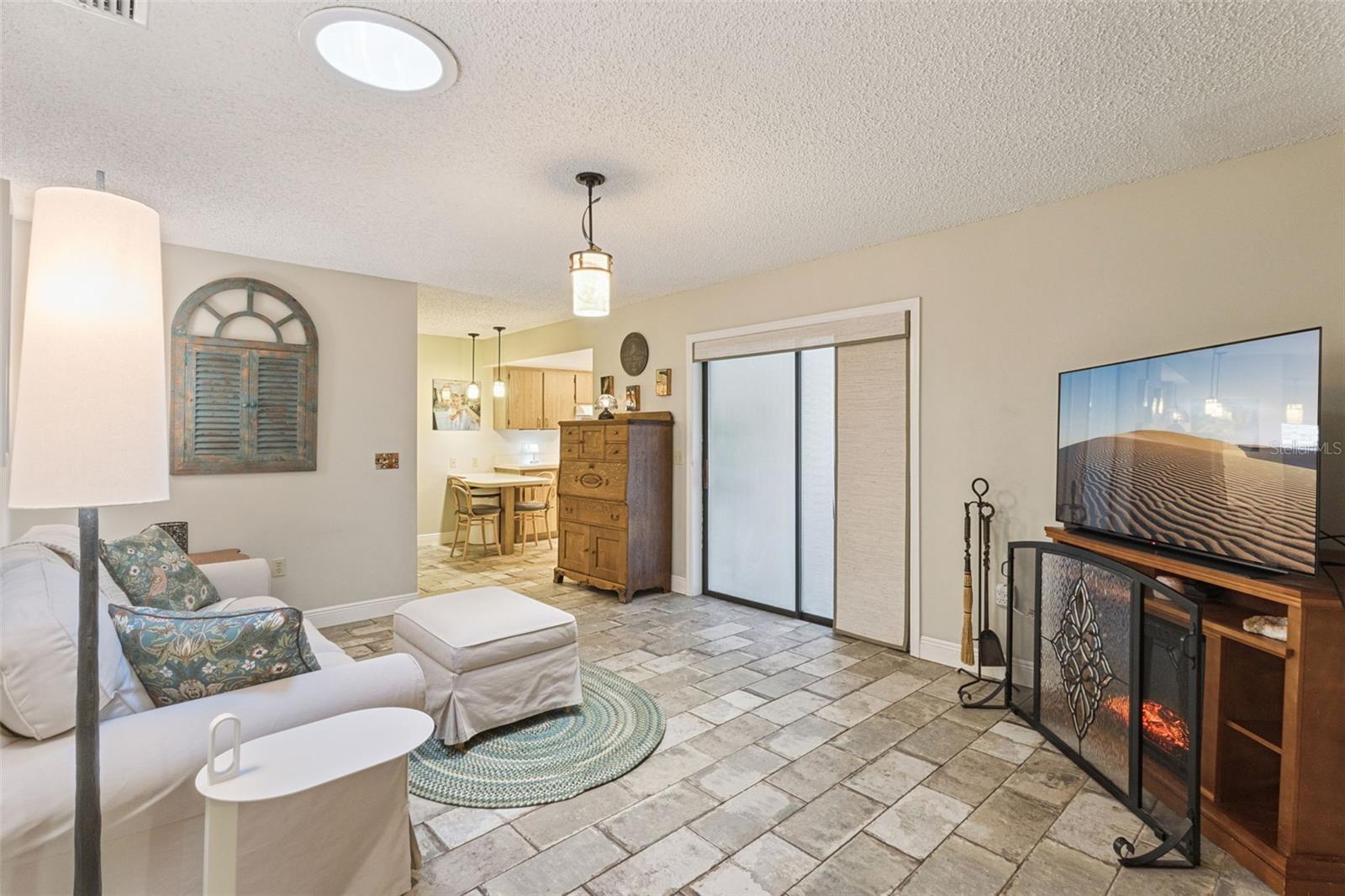 Image 11 of 44 For 1105 Valencia Avenue