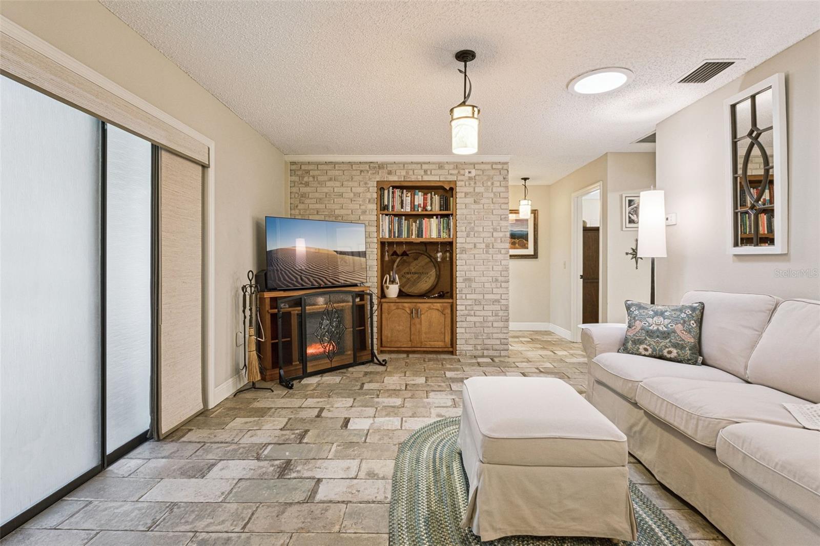 Image 13 of 44 For 1105 Valencia Avenue