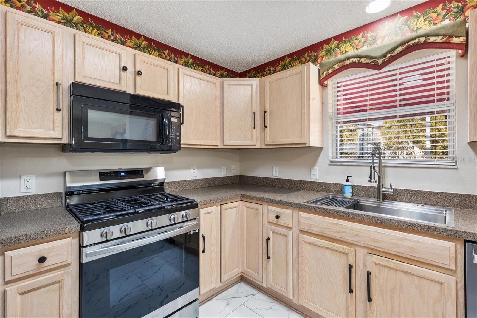 Image 11 of 39 For 9711 171st Argyll Street