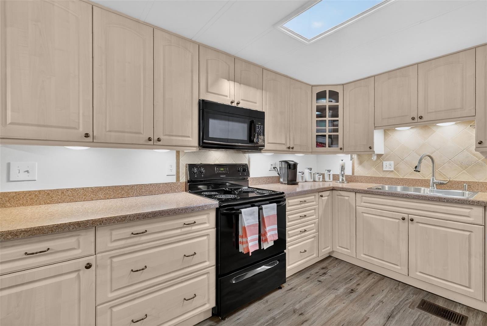 Image 15 of 32 For 705 Falcon Drive