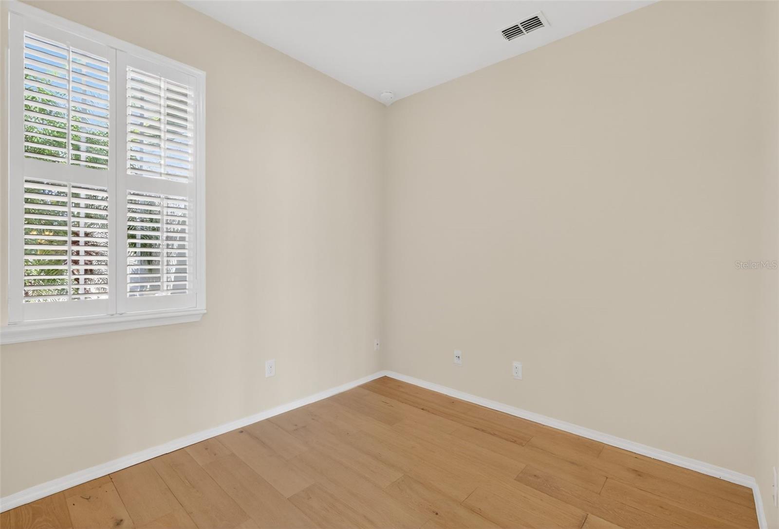 Image 22 of 57 For 21944 Belgian Court