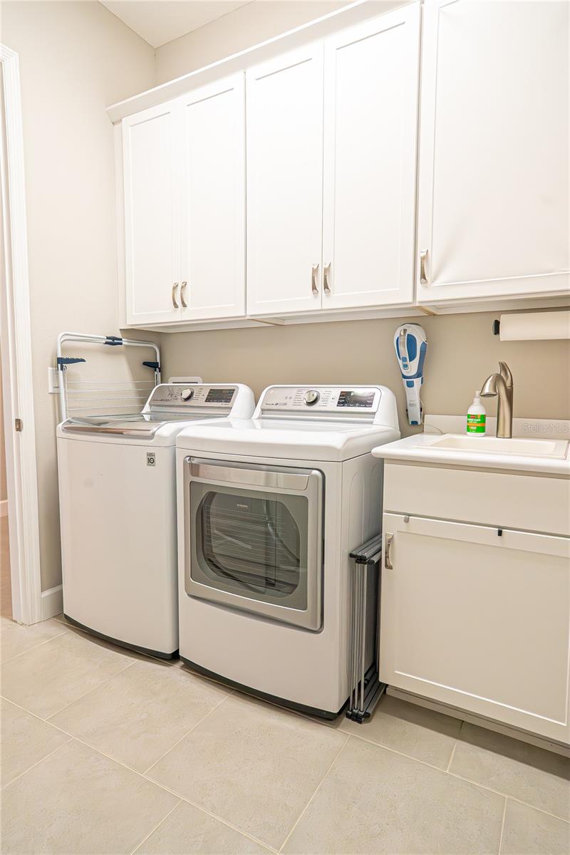 Listing photo id 10 for 5013 Sevilla Shores Drive