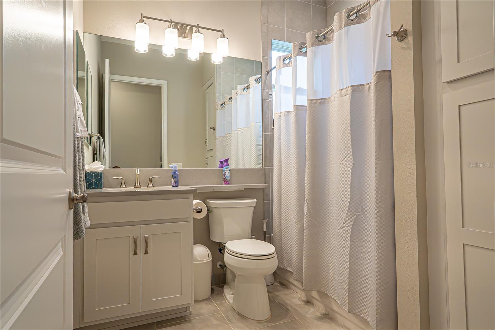 Listing photo id 13 for 5013 Sevilla Shores Drive