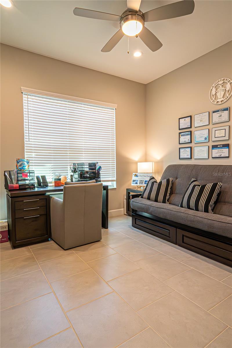 Listing photo id 16 for 5013 Sevilla Shores Drive