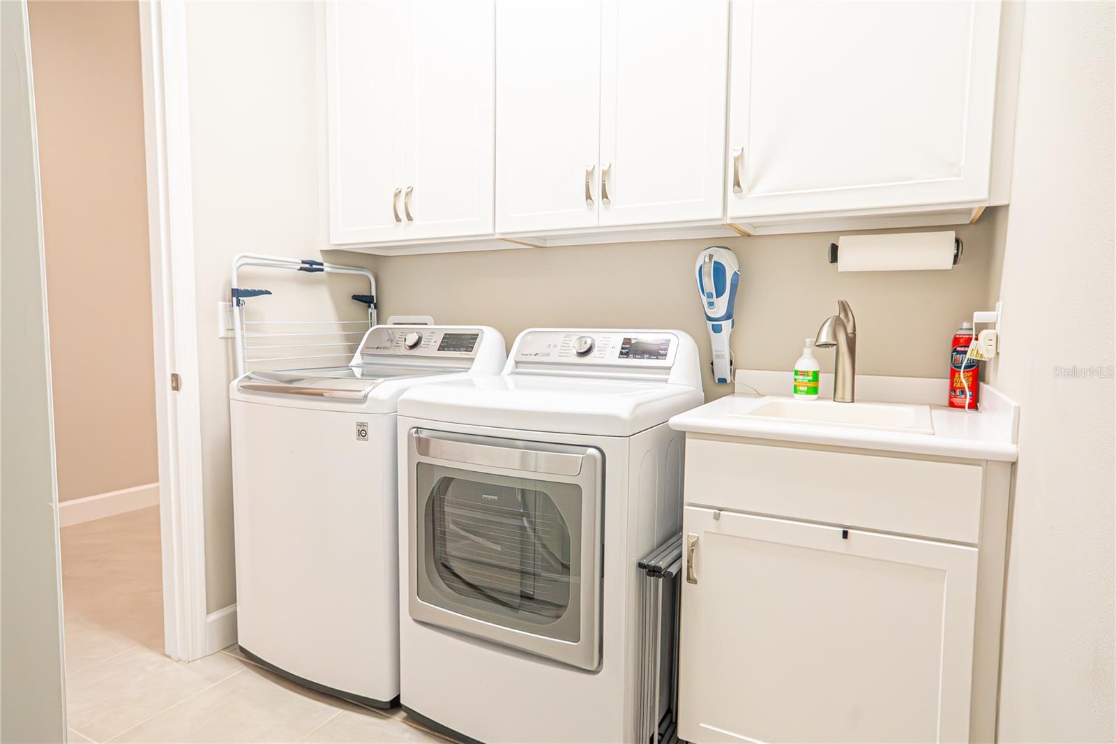 Listing photo id 19 for 5013 Sevilla Shores Drive