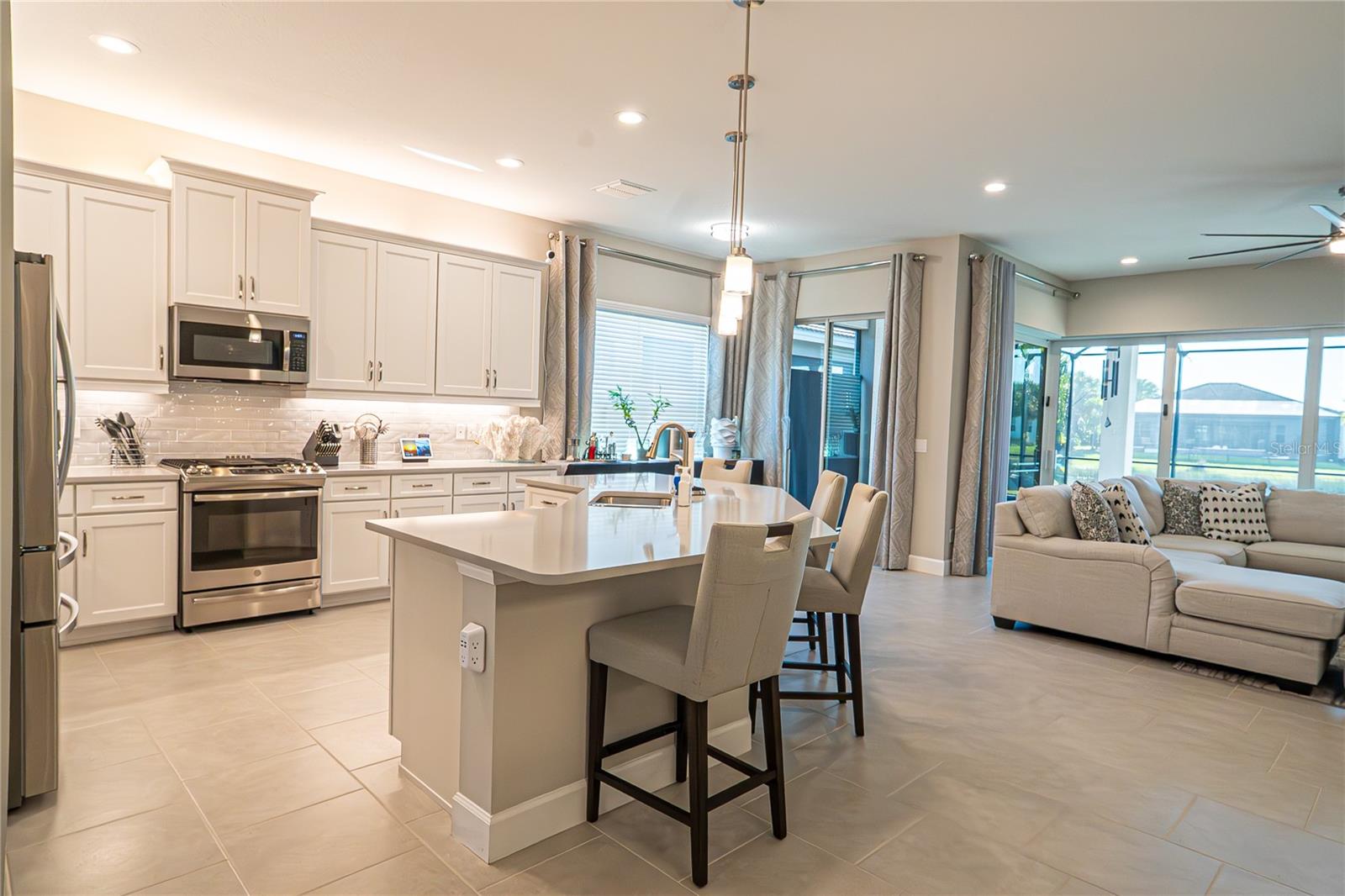 Listing photo id 23 for 5013 Sevilla Shores Drive