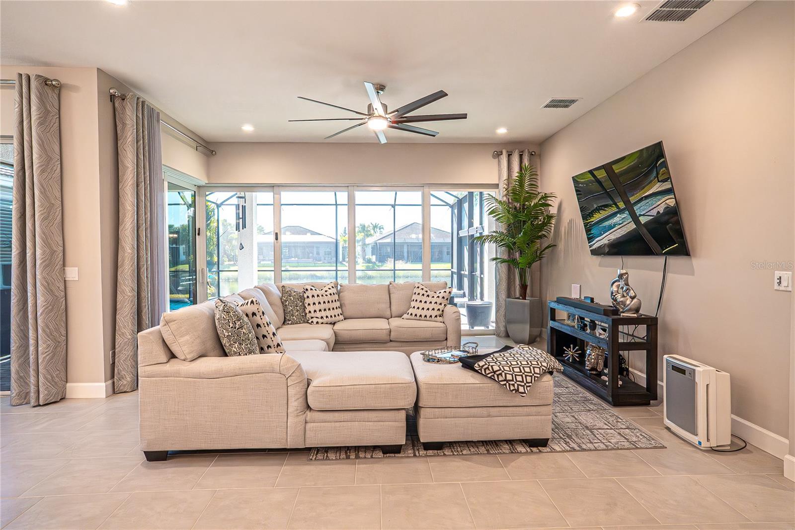 Listing photo id 24 for 5013 Sevilla Shores Drive