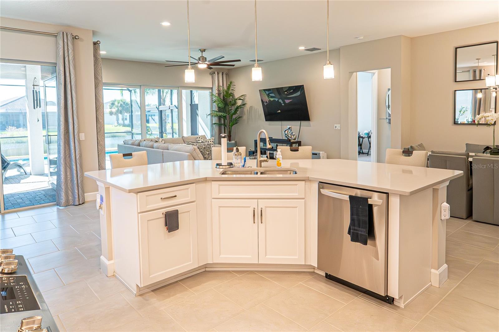 Listing photo id 31 for 5013 Sevilla Shores Drive