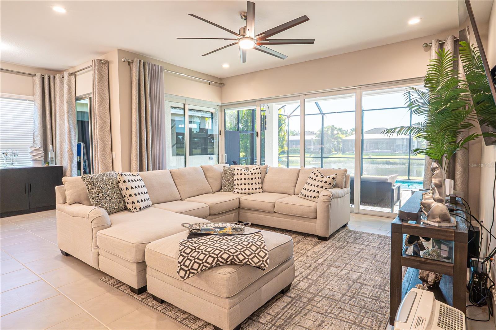 Listing photo id 41 for 5013 Sevilla Shores Drive