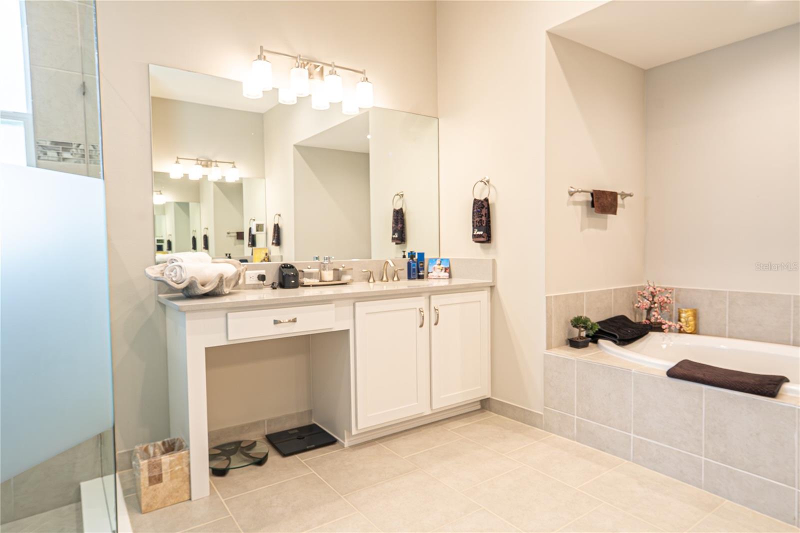 Listing photo id 51 for 5013 Sevilla Shores Drive