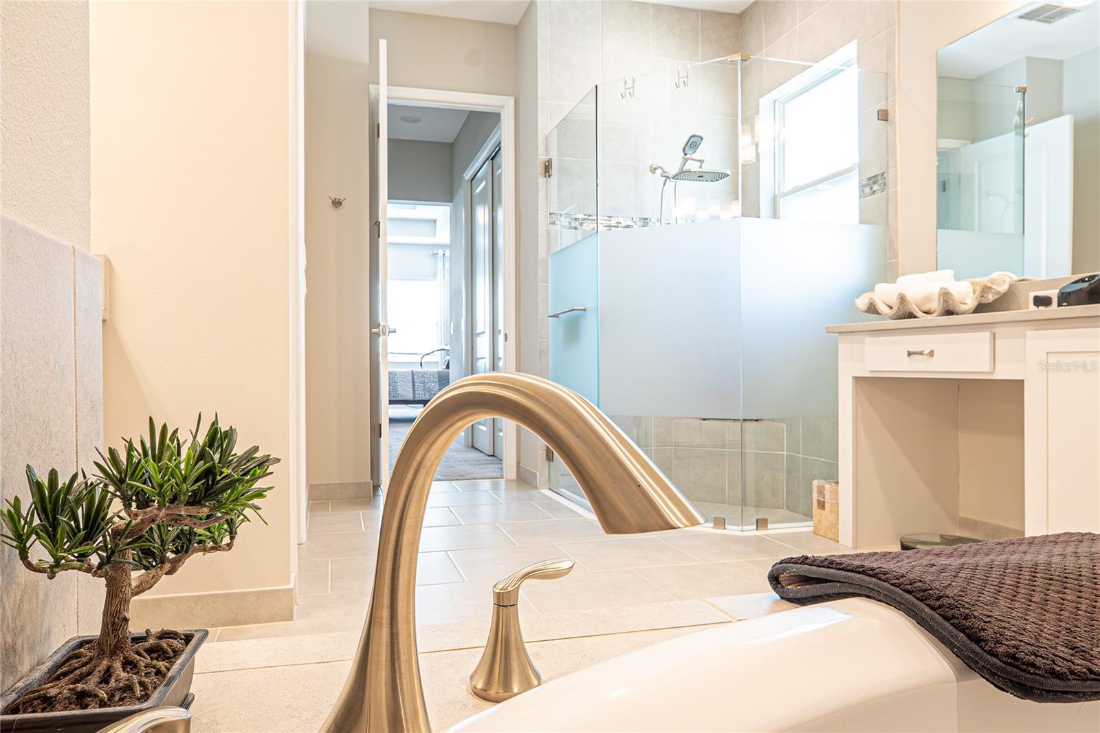 Listing photo id 52 for 5013 Sevilla Shores Drive