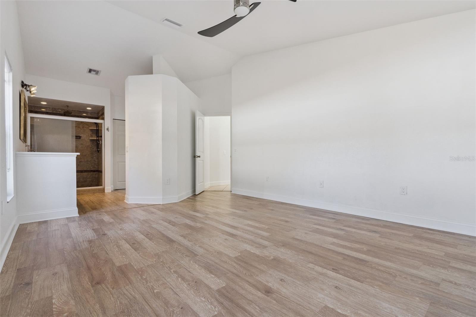 Image 16 of 50 For 201 Glenridge Loop S