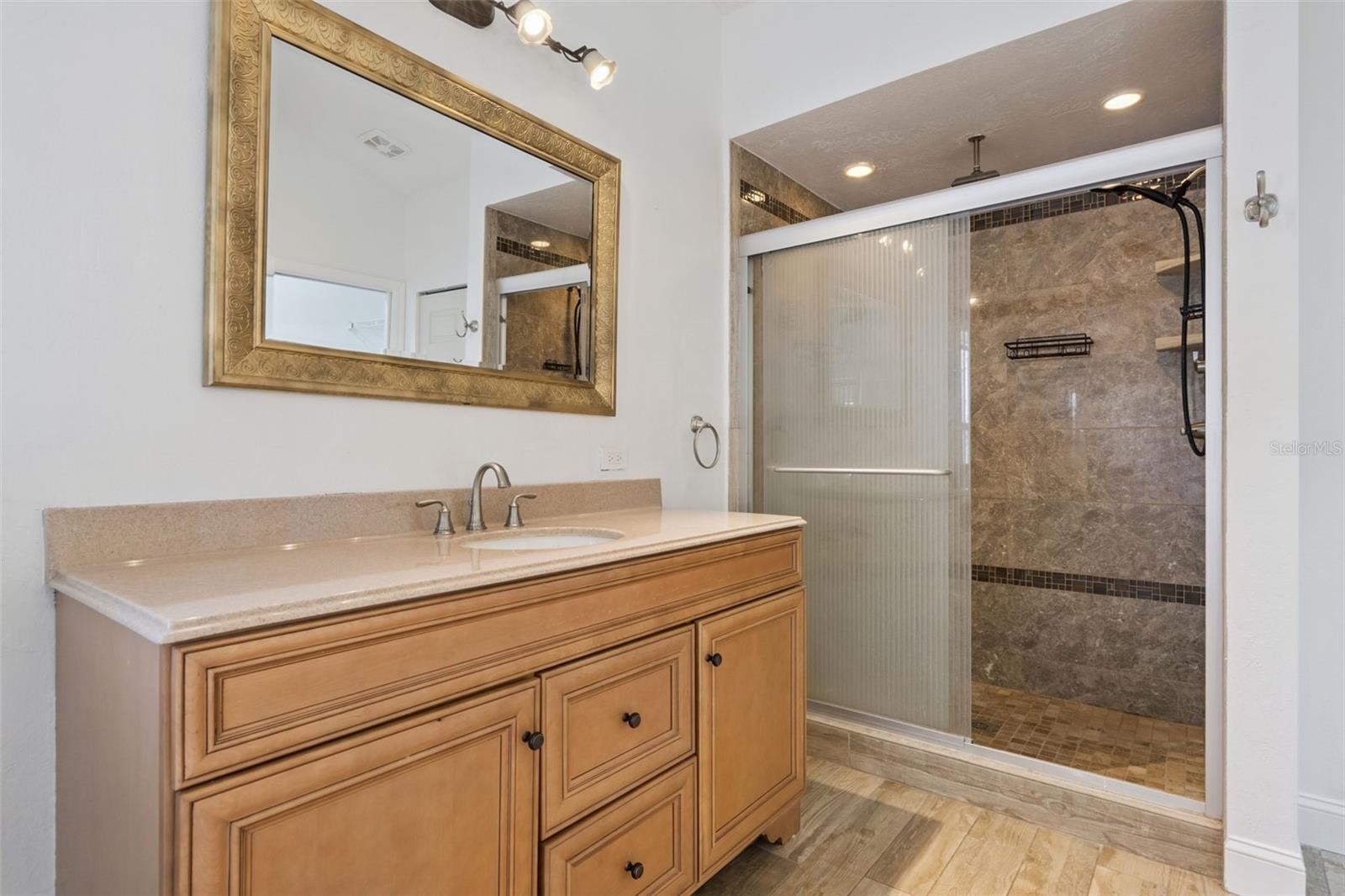 Image 19 of 50 For 201 Glenridge Loop S