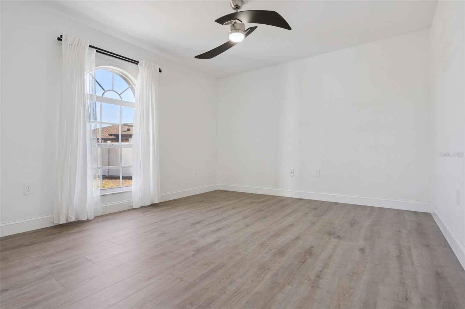 Image 22 of 50 For 201 Glenridge Loop S