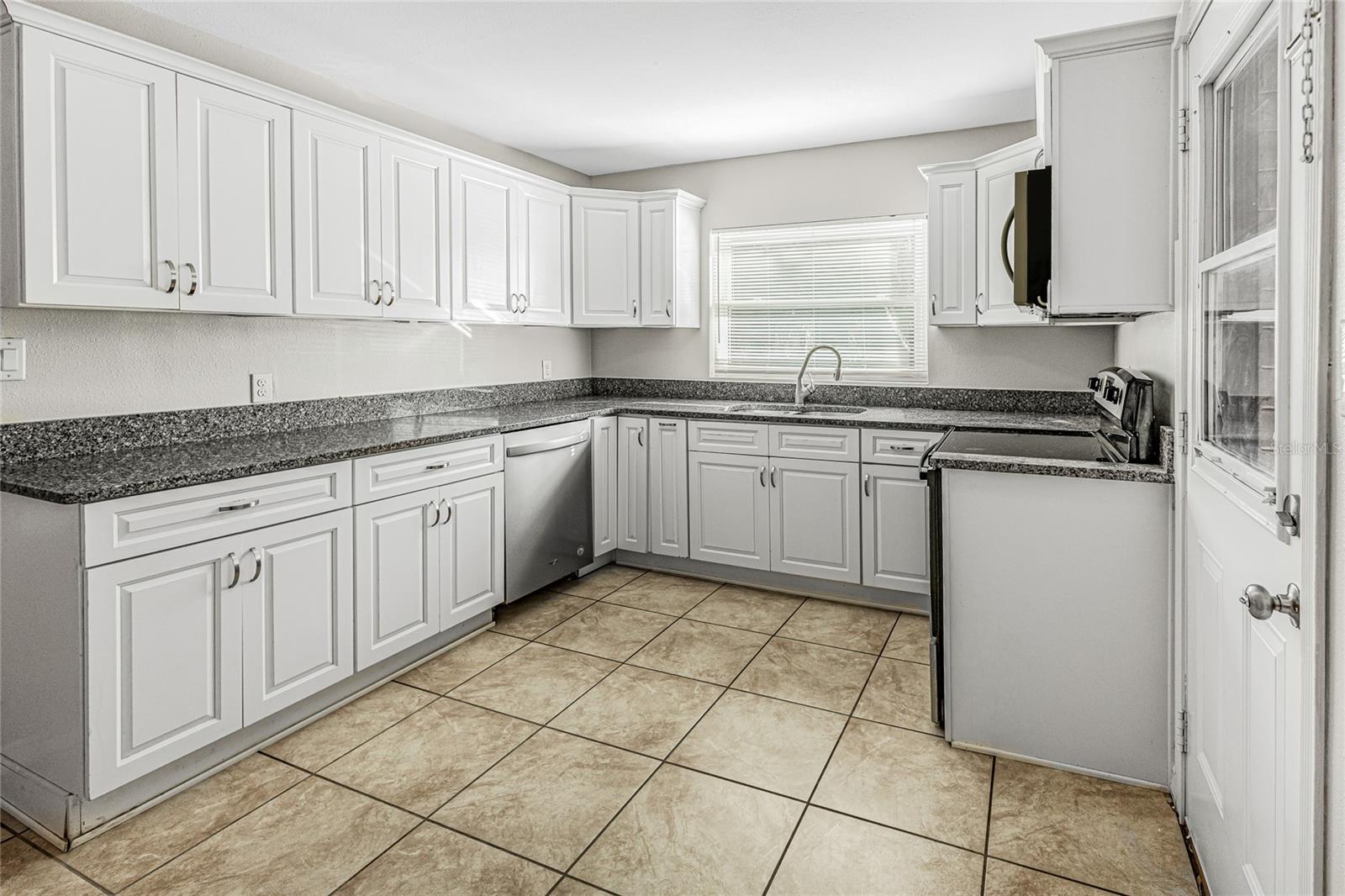 Image 3 of 16 For 1607 Lakeview Avenue