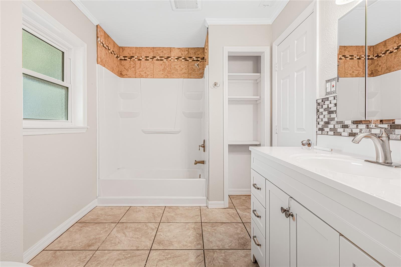 Image 4 of 16 For 1607 Lakeview Avenue