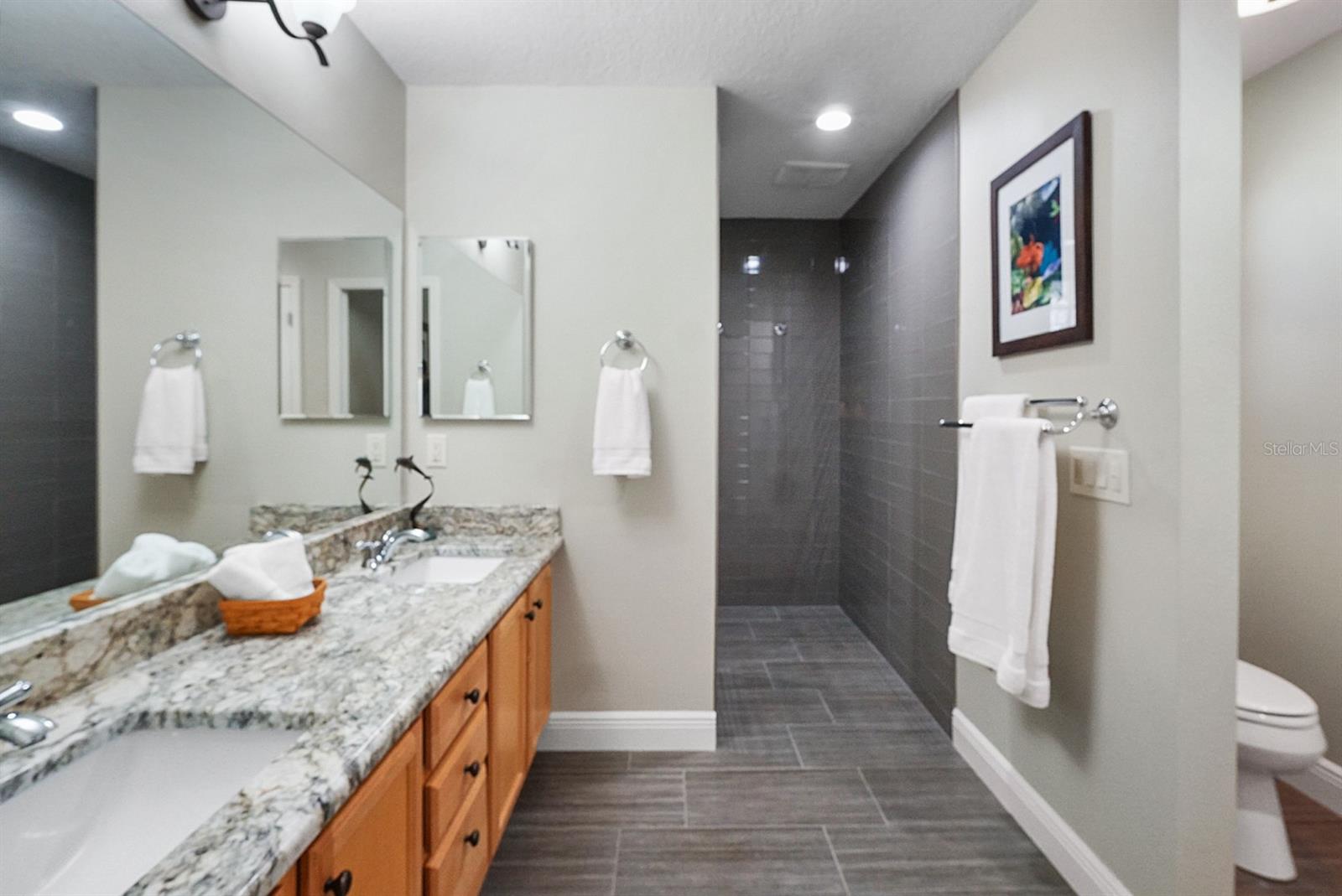 Image 25 of 51 For 2391 St George Avenue