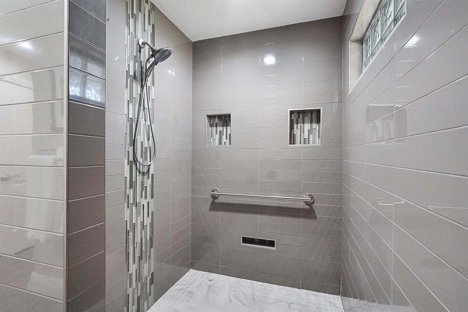 Image 26 of 51 For 2391 St George Avenue