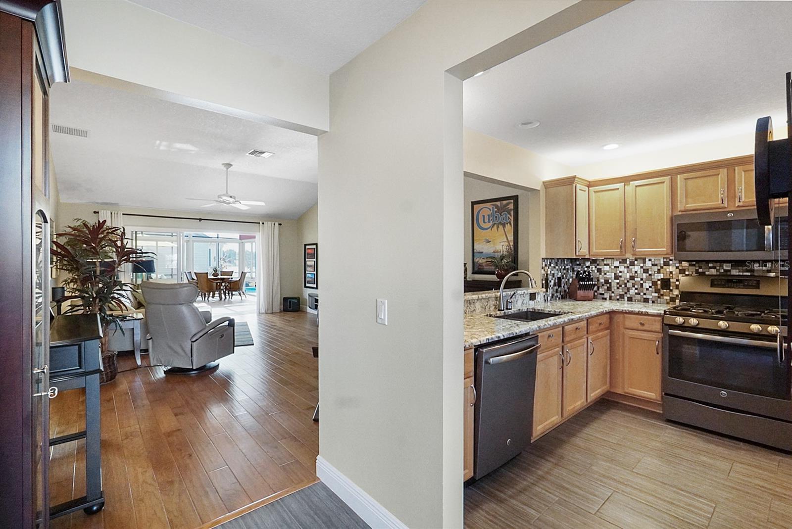 Image 4 of 51 For 2391 St George Avenue