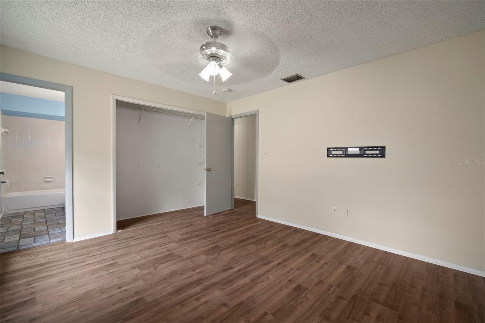 Image 30 of 43 For 810 Black Knight Drive