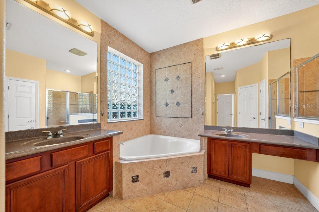 Image 40 of 70 For 201 Blue Water Edge Drive