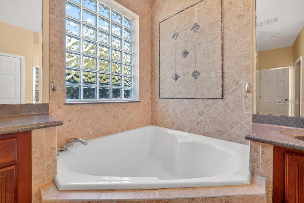 Image 43 of 70 For 201 Blue Water Edge Drive