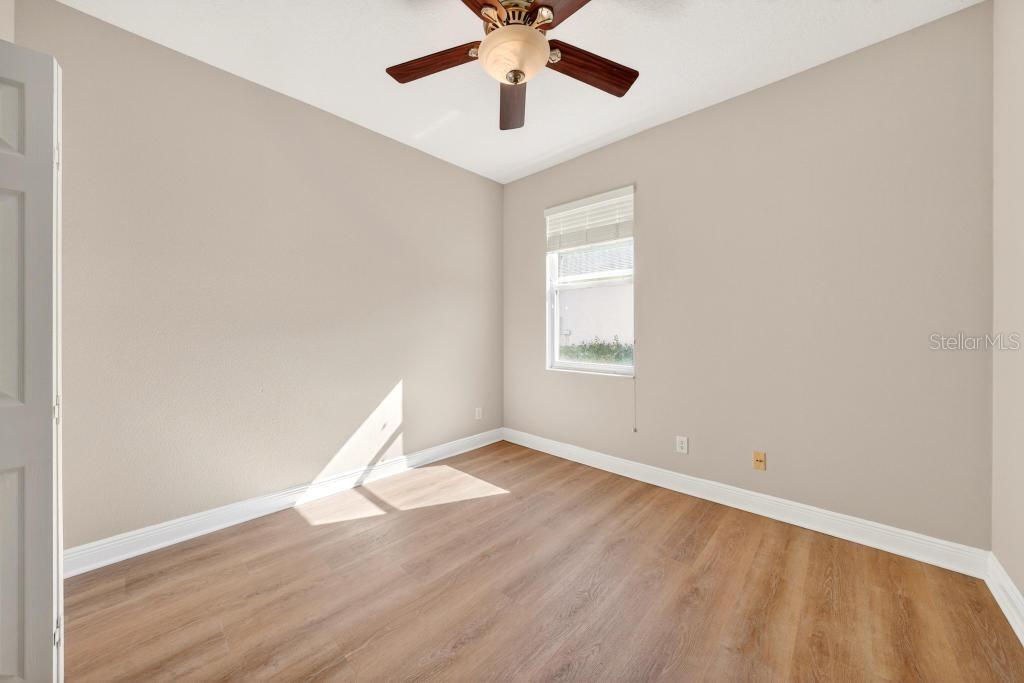 Image 52 of 70 For 201 Blue Water Edge Drive