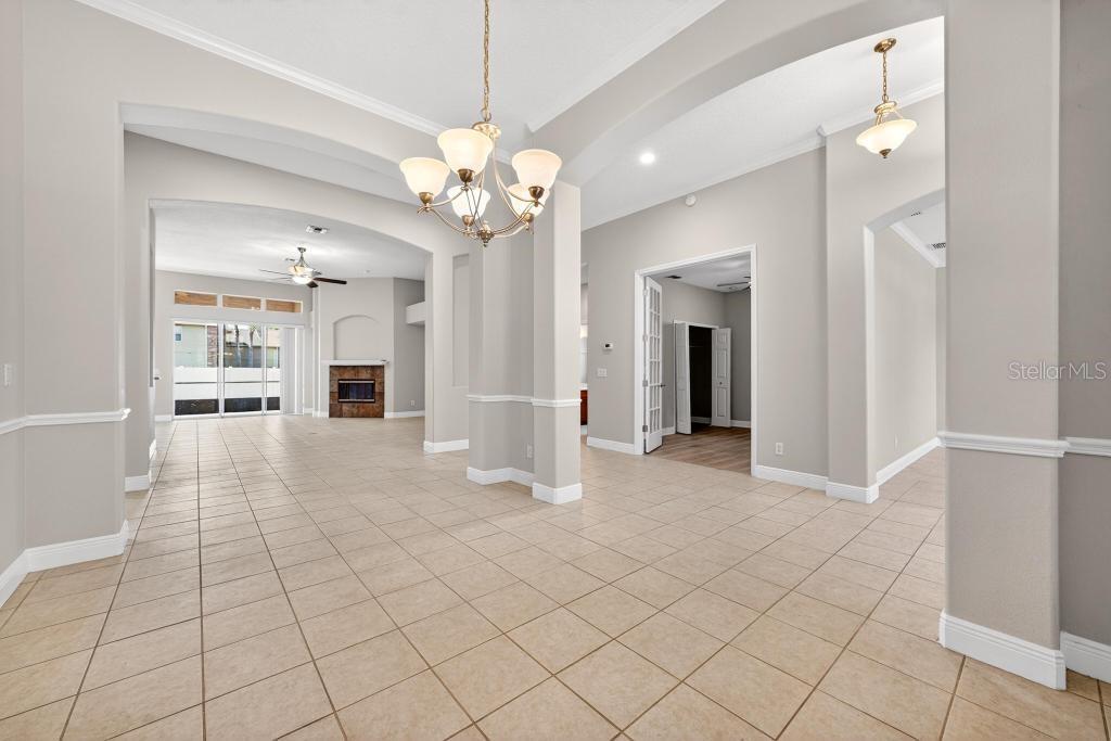 Image 9 of 70 For 201 Blue Water Edge Drive