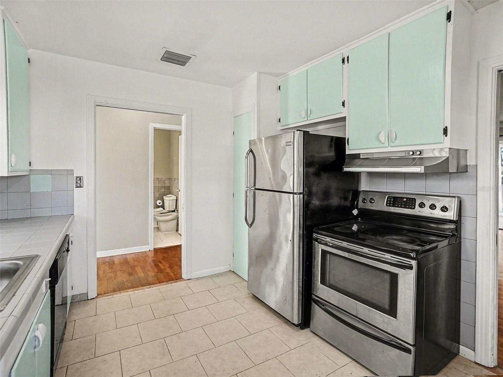 Image 10 of 40 For 1725 Hamilton Street N