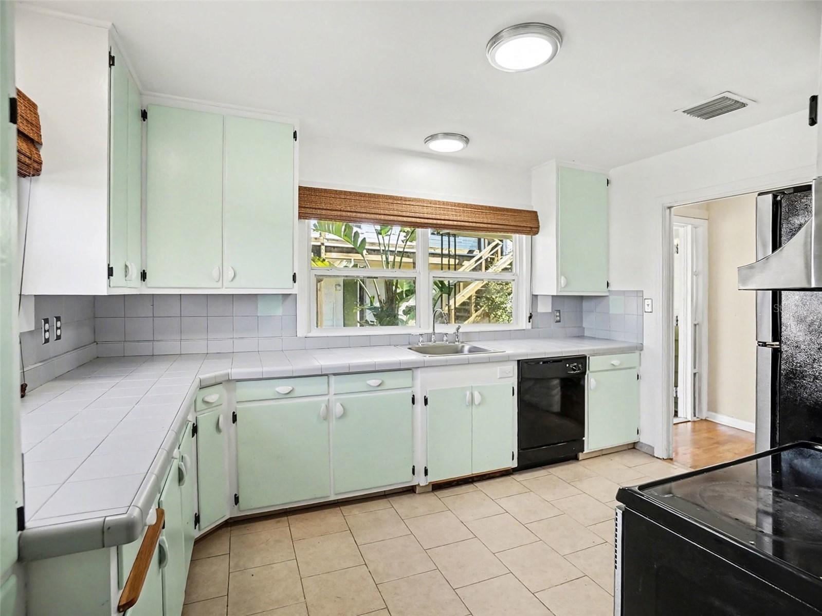 Image 11 of 40 For 1725 Hamilton Street N