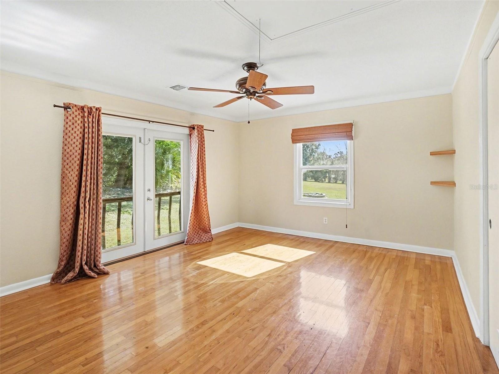 Image 16 of 40 For 1725 Hamilton Street N