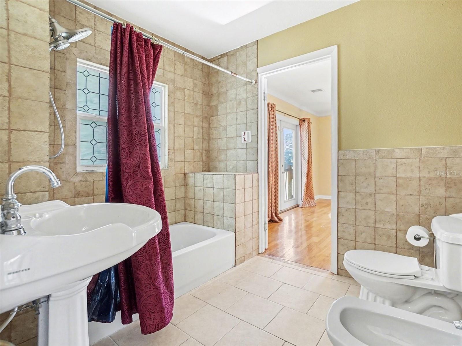 Image 17 of 40 For 1725 Hamilton Street N