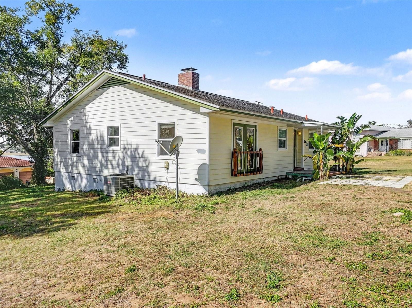 Image 3 of 40 For 1725 Hamilton Street N