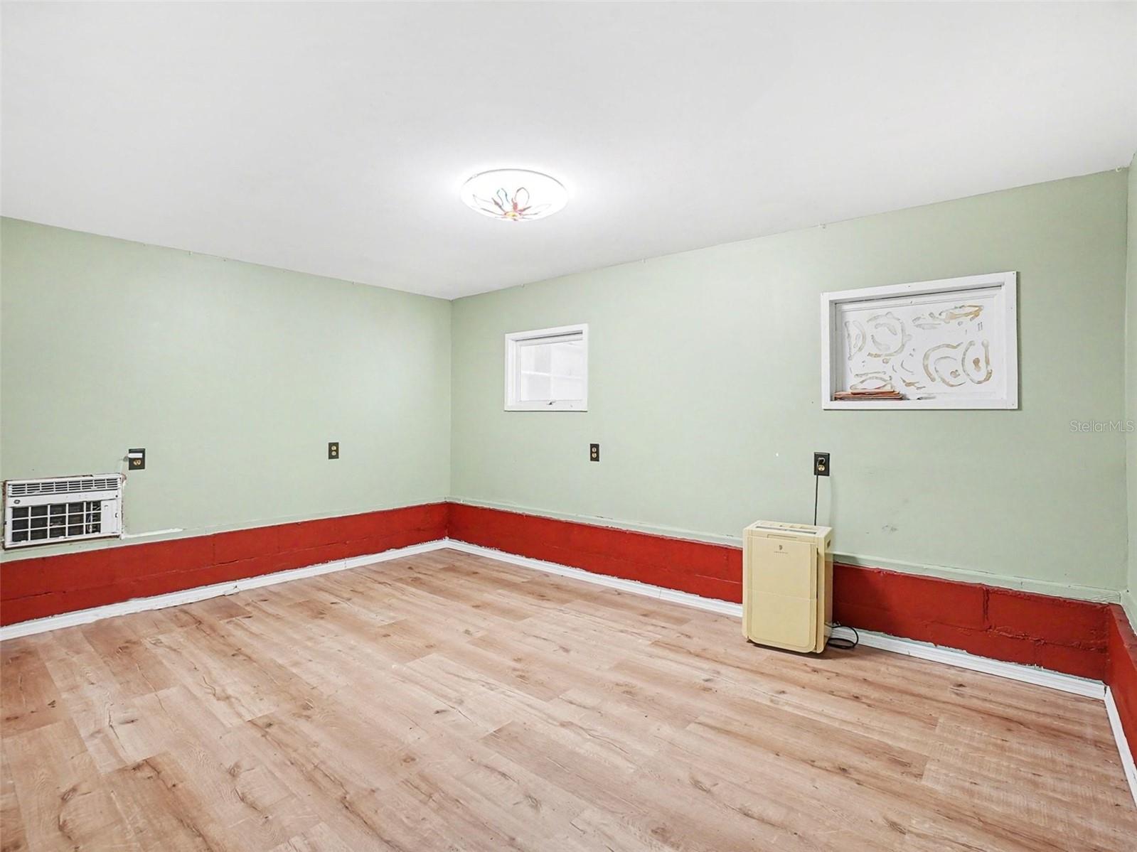 Image 31 of 40 For 1725 Hamilton Street N