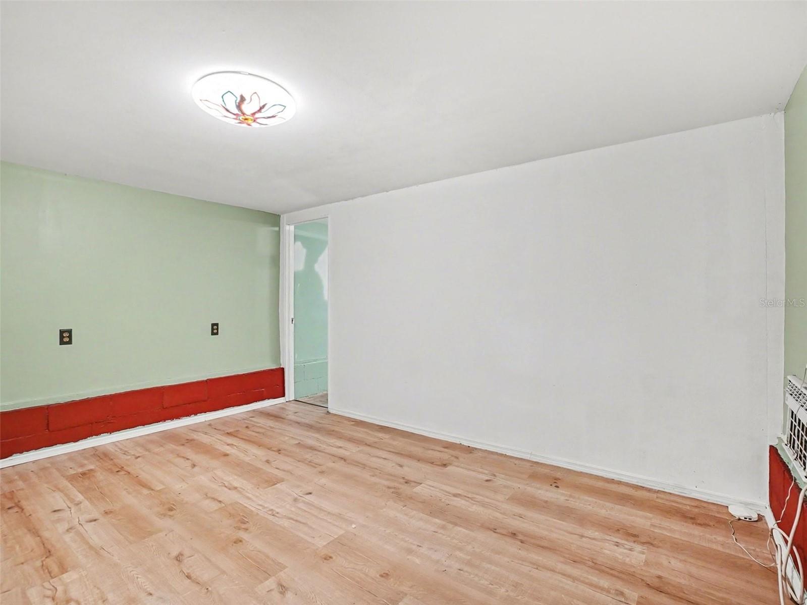 Image 32 of 40 For 1725 Hamilton Street N