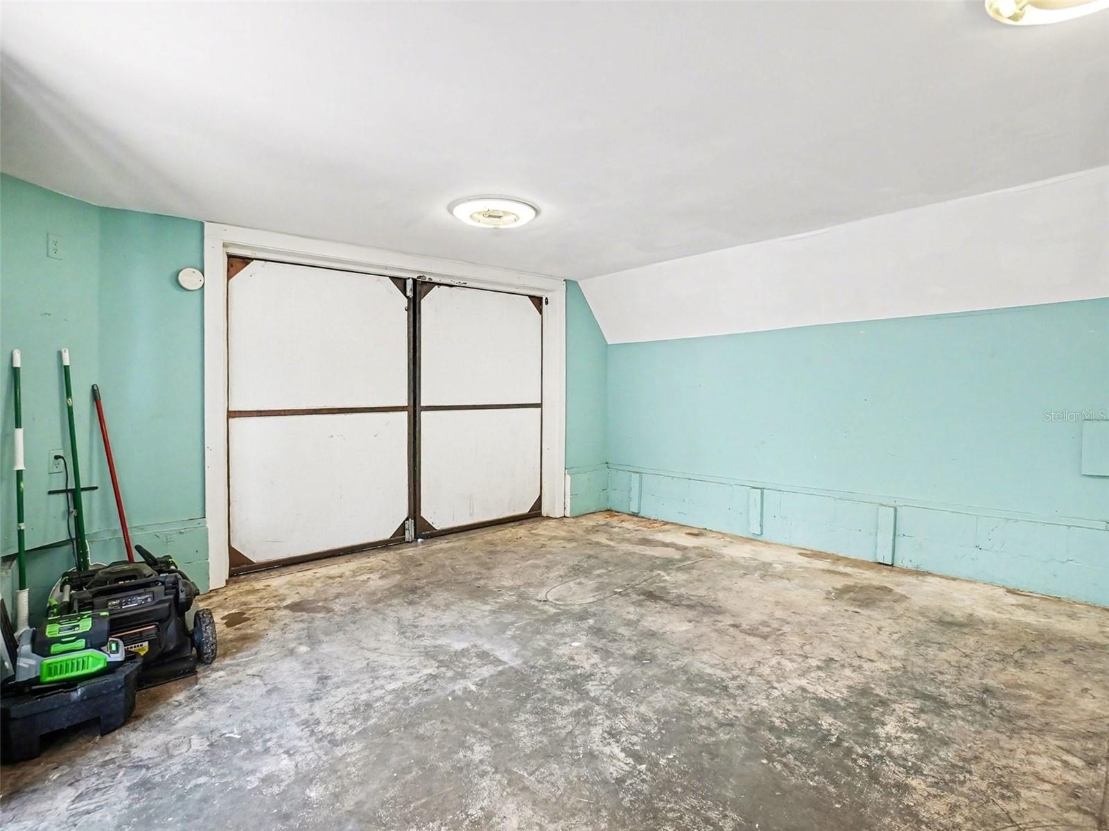 Image 33 of 40 For 1725 Hamilton Street N