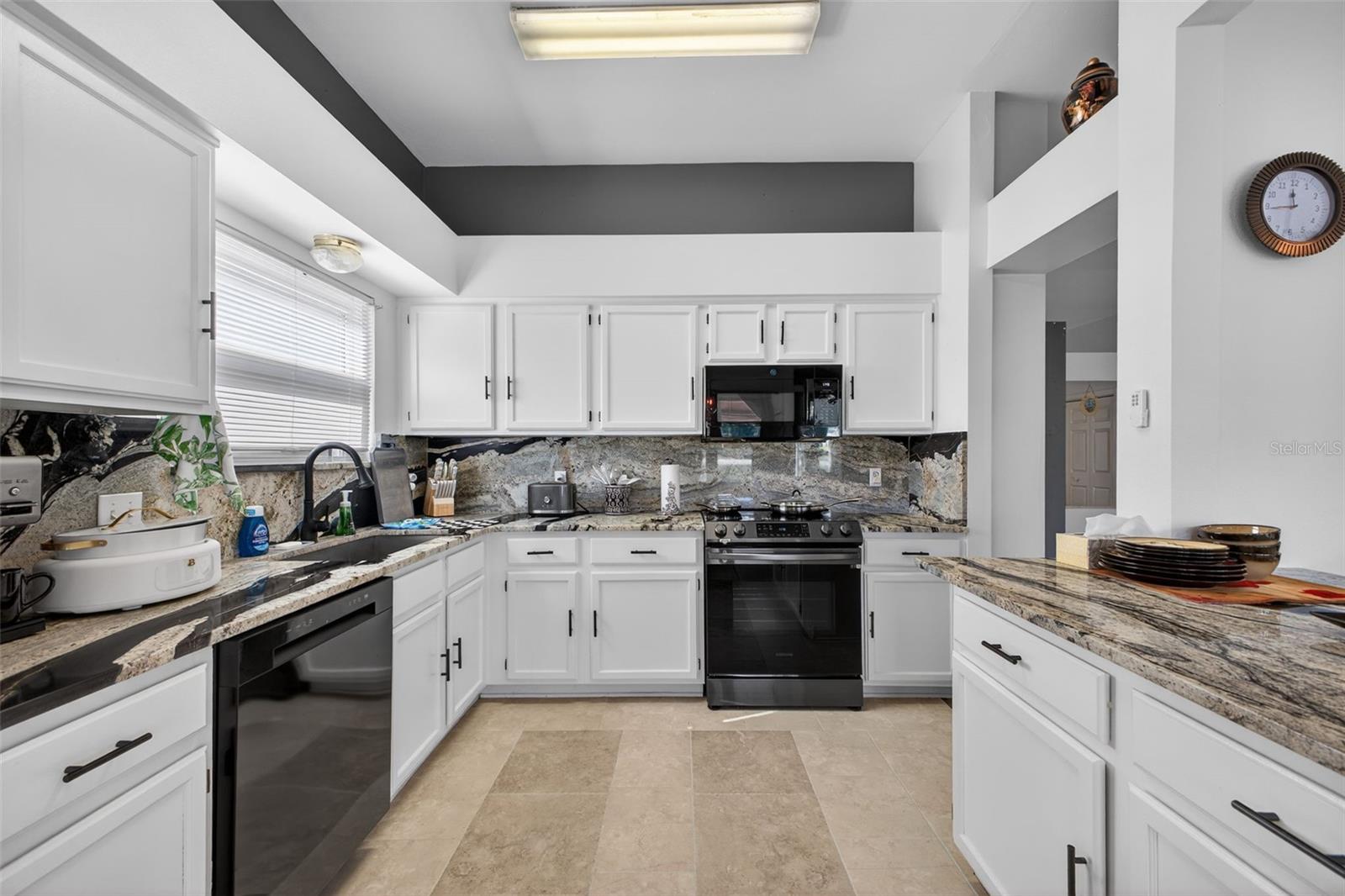 Image 19 of 37 For 411 Del Mar Drive