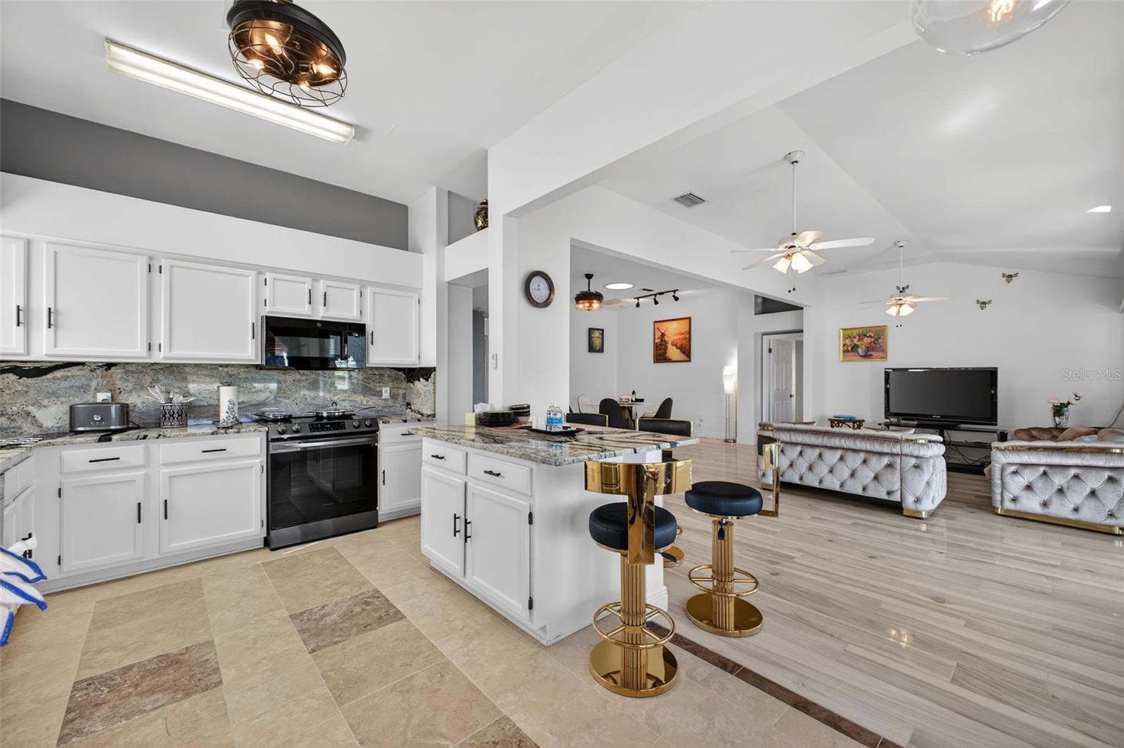 Image 4 of 37 For 411 Del Mar Drive