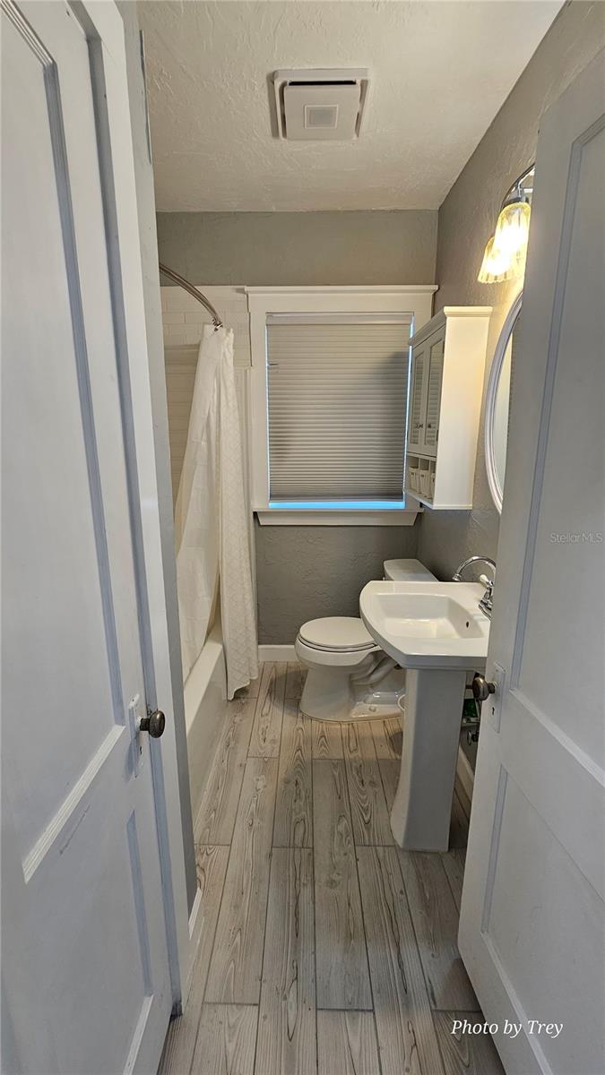 Image 18 of 21 For 810 Lakeshore Drive