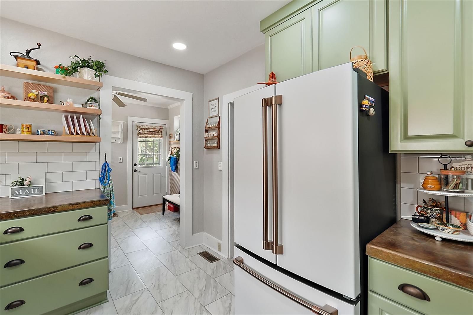 Image 13 of 45 For 831 Grandview Street