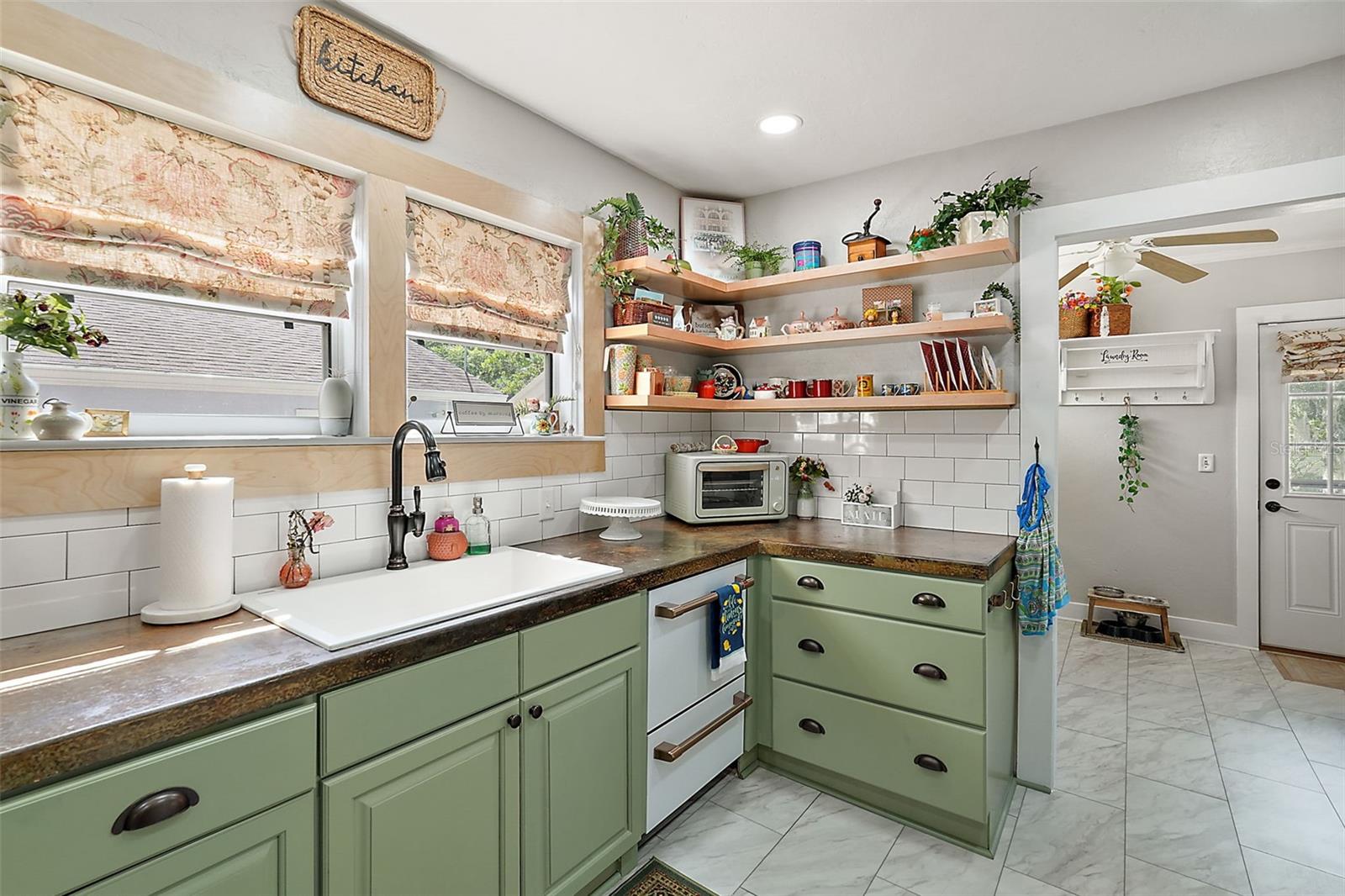 Image 14 of 45 For 831 Grandview Street