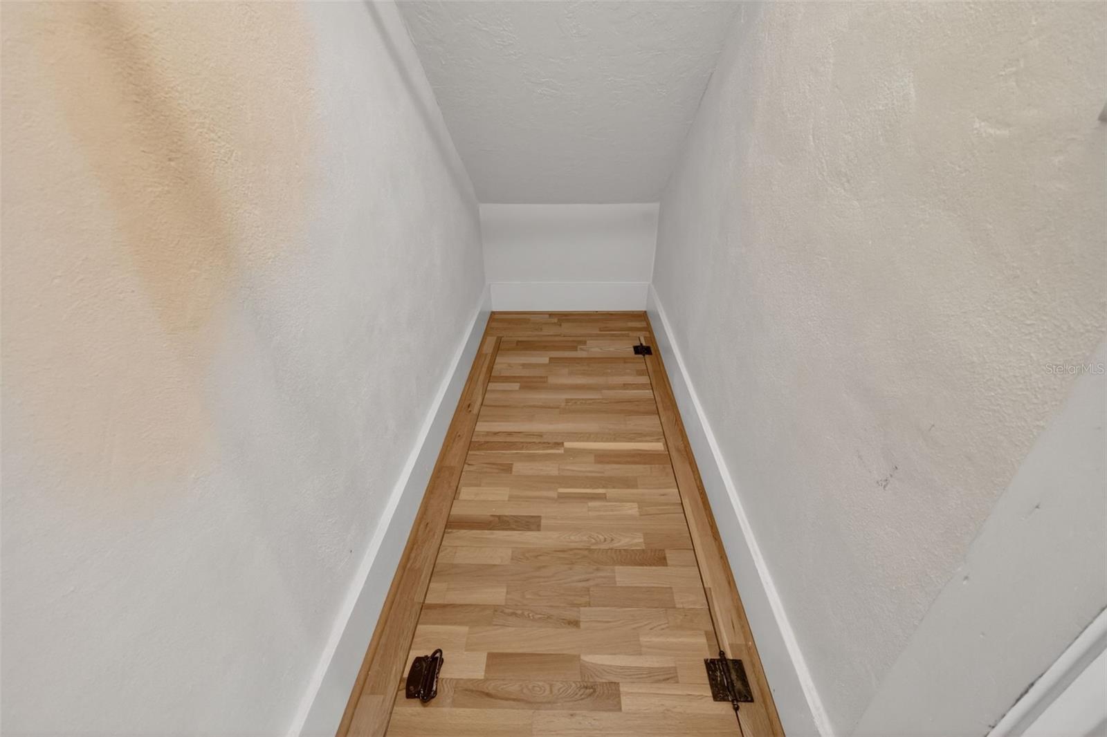 Image 18 of 45 For 831 Grandview Street