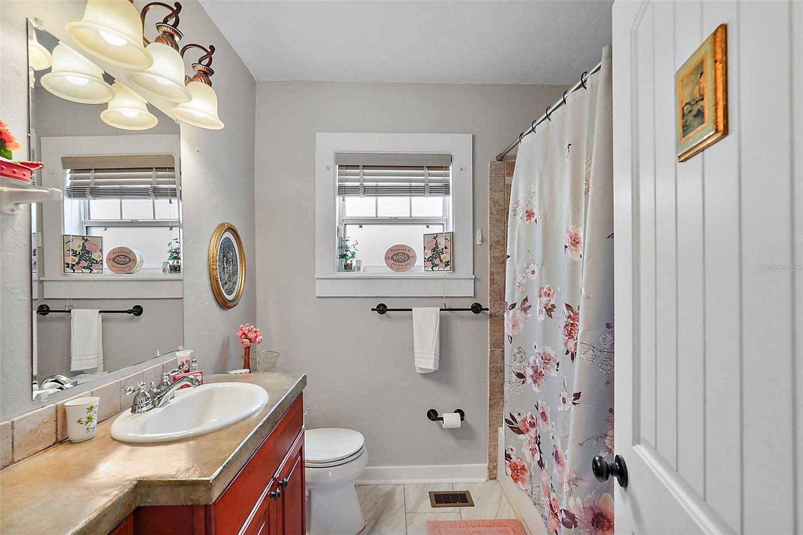 Image 22 of 45 For 831 Grandview Street