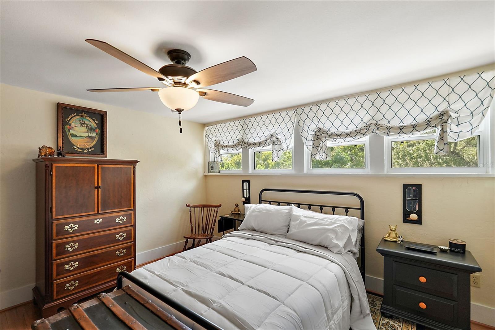 Image 29 of 45 For 831 Grandview Street