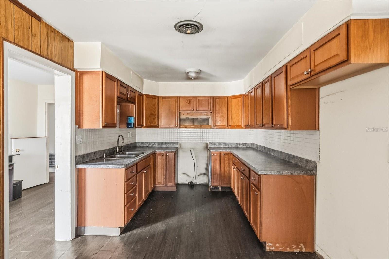 Image 15 of 59 For 703 & 705 Cleveland Avenue