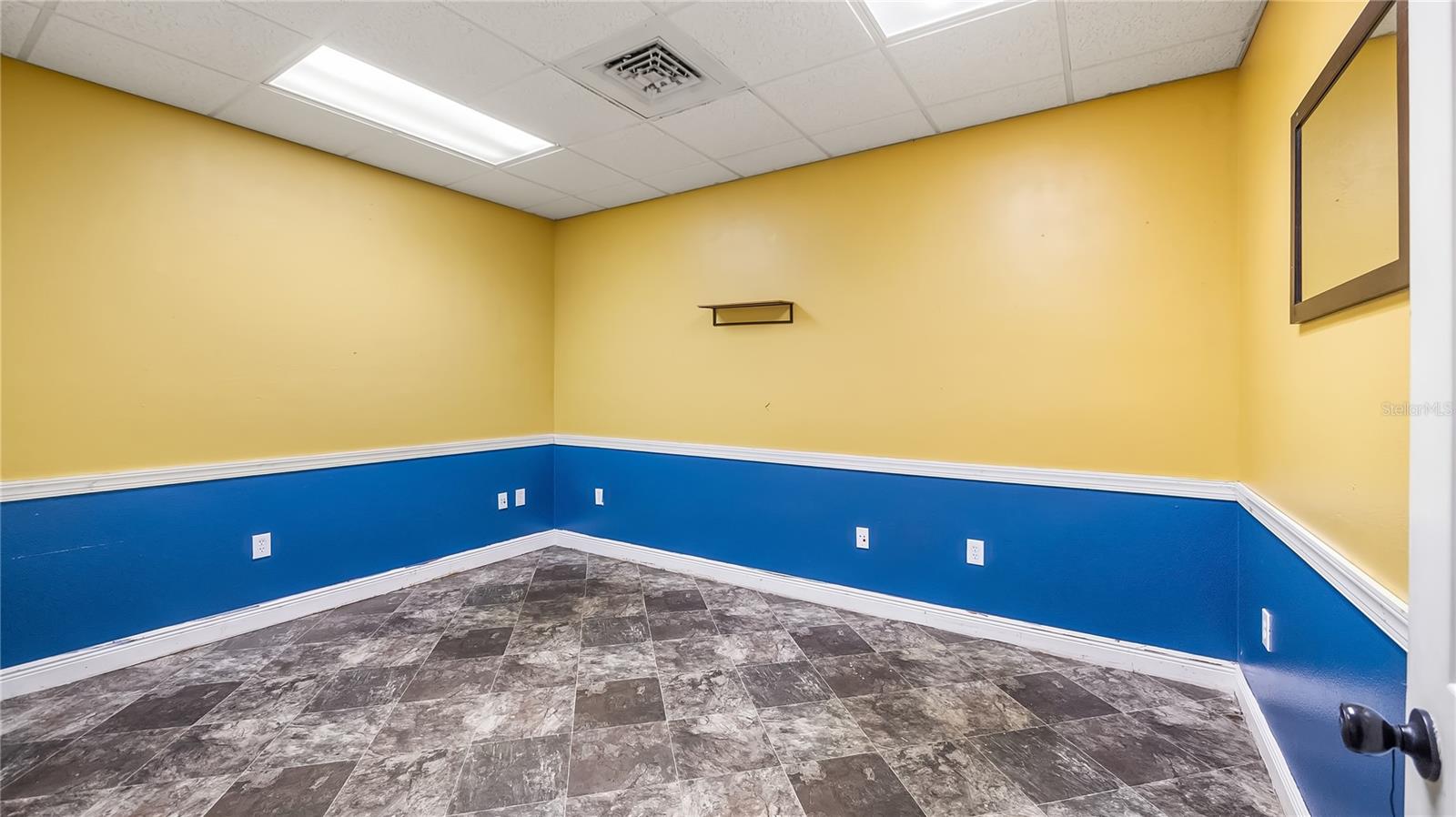 Image 11 of 24 For 390 Burleigh Boulevard 338