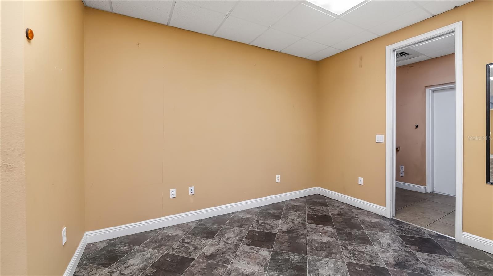 Image 17 of 24 For 390 Burleigh Boulevard 338