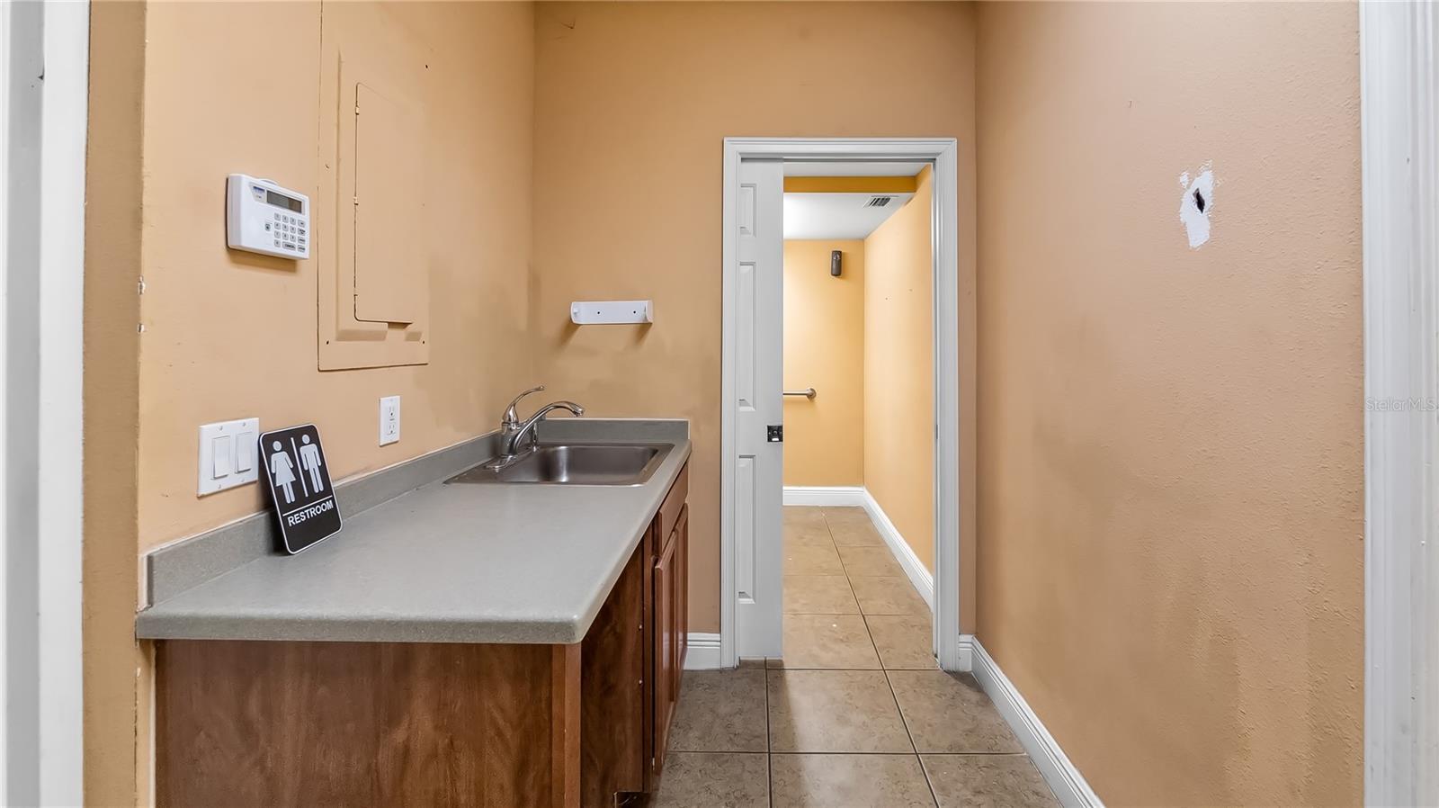 Image 21 of 24 For 390 Burleigh Boulevard 338