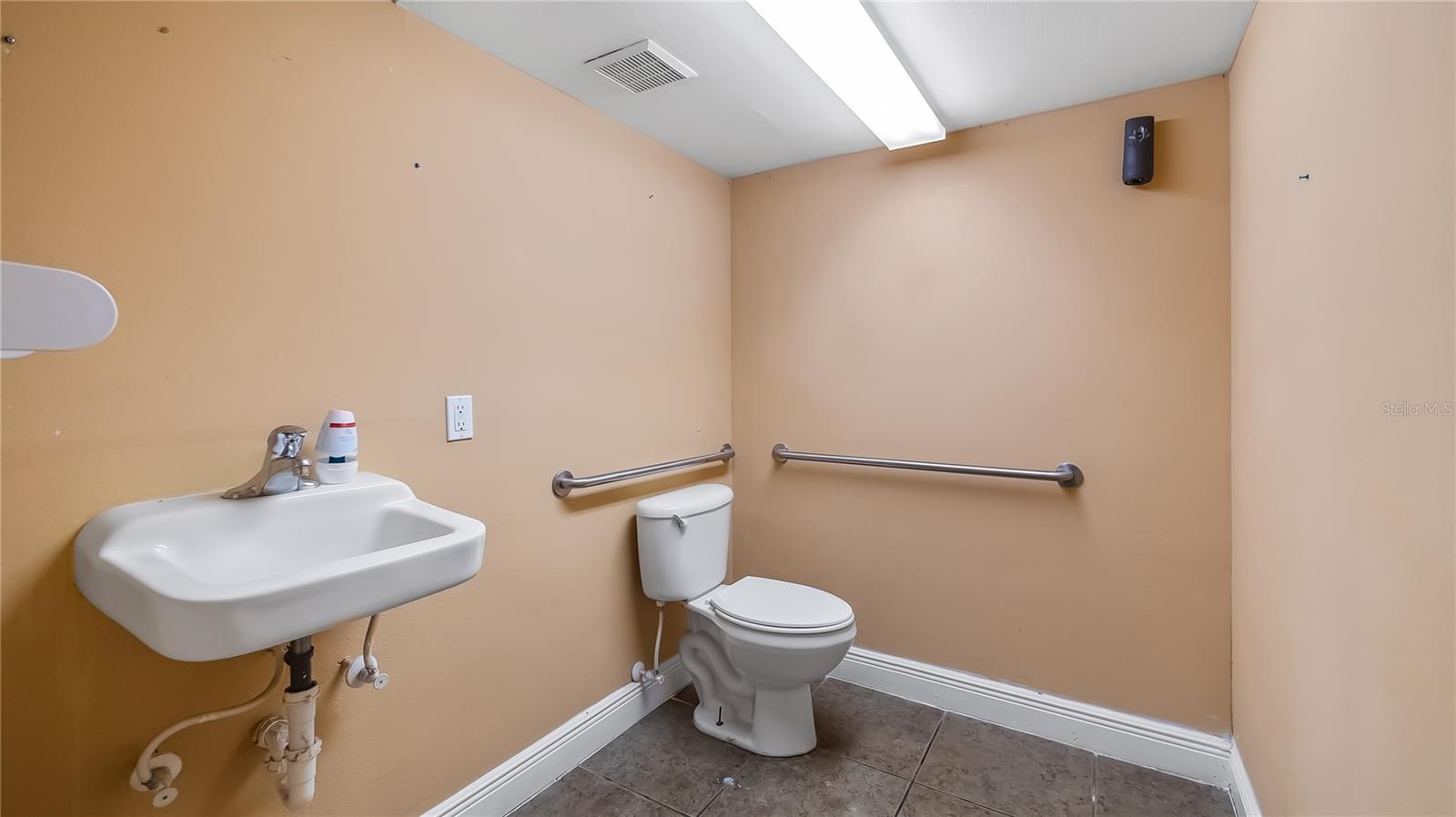 Image 22 of 24 For 390 Burleigh Boulevard 338