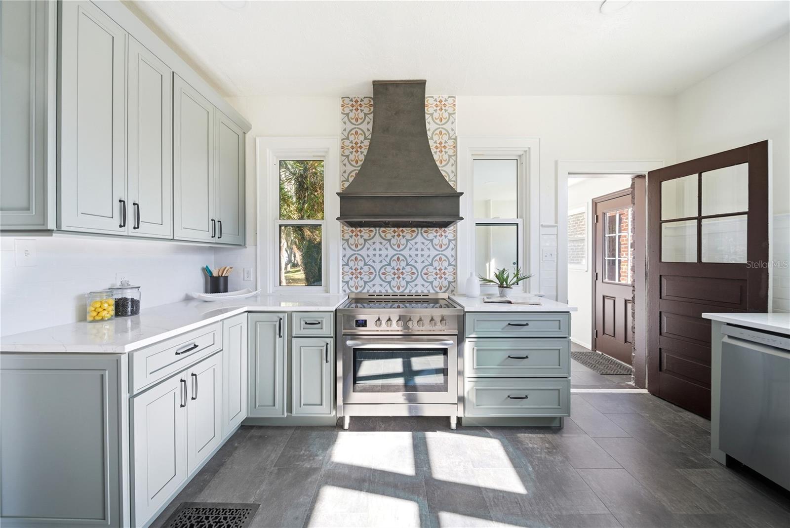 Image 13 of 52 For 1689 Lakeshore Drive